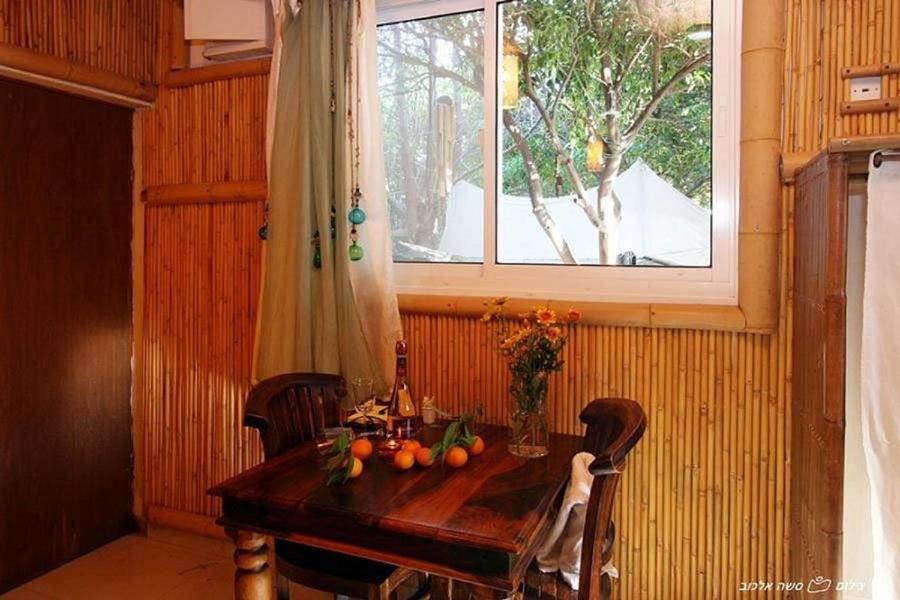 Отель ביקתפוז וקלמנטינה- מתחם בקתות וסוויטות עם ג'קוזי פרטי ובריכה משותפת Лиман Номер фото